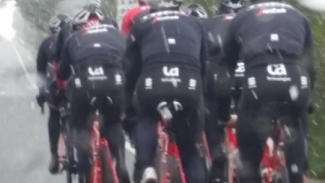 La Trek Segafredo in allenamento sotto la neve