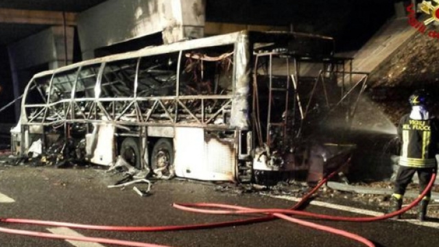 Quel che resta del pullman dopo il rogo in autostrada. Foto: vigili del fuoco