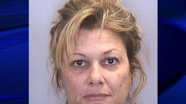 Scopre la madre mentre consuma rapporto a tre con minorenni