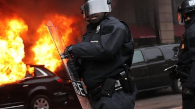 Si infiamma la protesta anti Trump a Washington - La Stampa - lastampa.it