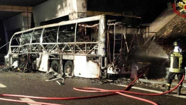 Strage bus in fiamme a Verona, 16 ragazzi morti