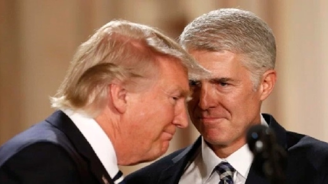 Trump nomina il nuovo giudice conservatore Neil Gorsuch.