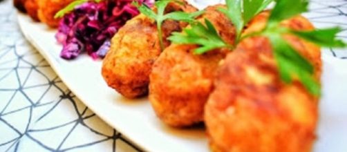 Croquetas de patatas con ensalada de lombarda