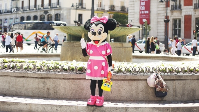 Borseggiatori travestiti da Minnie Mouse arrestati in Spagna