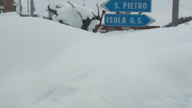 Comune di Isola del Gran Sasso d'Italia e frazioni: San Pietro, Cerchiara, Fano a Corno, Casale San Nicola sommerse dalla neve
