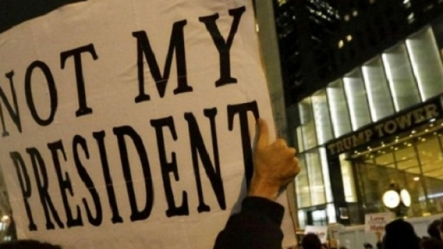 Folla che manifesta contro Donald Trump.