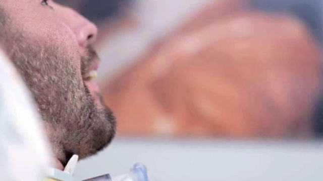 La lotta per l'eutanasia legale del dj Fabo: 39enne tetraplegico e cieco