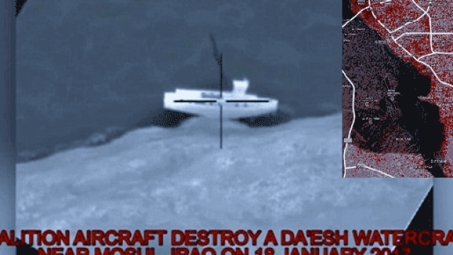 Le Pentagone a diffus&eacute; des images de bateaux charg&eacute;s de djihadistes fuyant l'est de Mossoul &agrave; pr&eacute;sent aux mains des forces kurdes et irakiennes