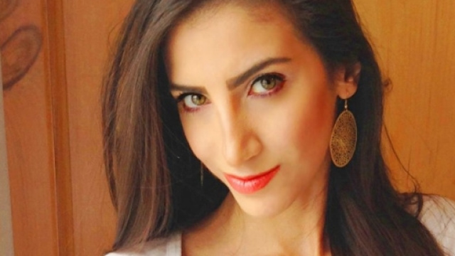Sarah Abdallah, giornalista libanese, voce fuori dal coro contesta le neofemministe della marcia contro Trump. Foto: twitter.
