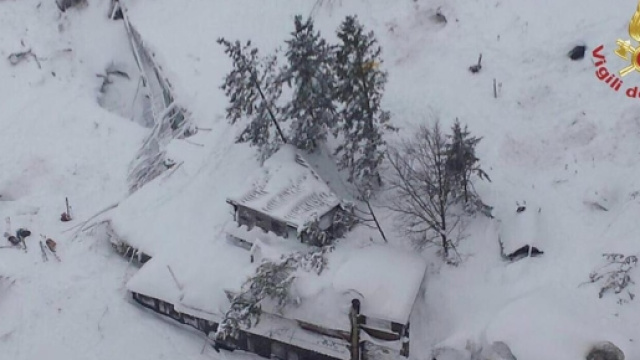 Valanga al Rigopiano, veduta dall'alto dei resti dell'hotel