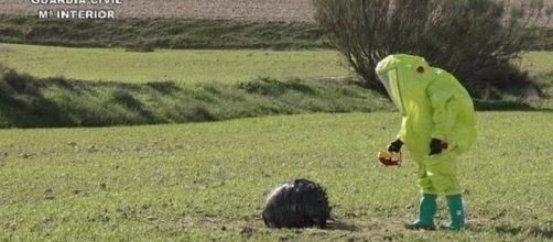 TEDAX inspeccionando una de las "esferas espaciales" de Murcia.
