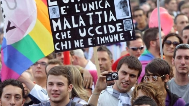 Aggrediti e insultati perch&eacute; gay, due giovani vittime dell'omofobia - corriere.it