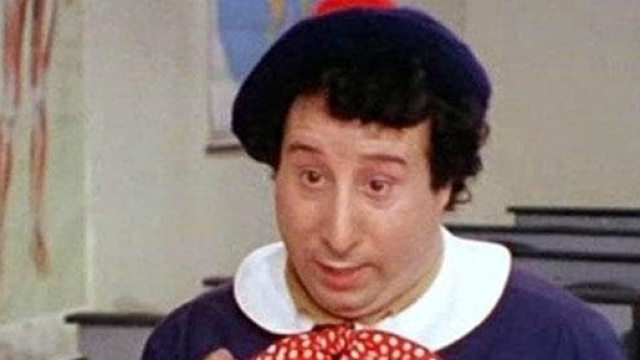 Alvaro Vitali torna al cinema nei panni di un prete.