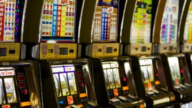Ancona, bimba lasciata sola in auto: genitori giocavano alle slot machines