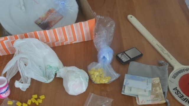 Assemini, aveva in casa ecstasy e cocaina: arrestata per spaccio