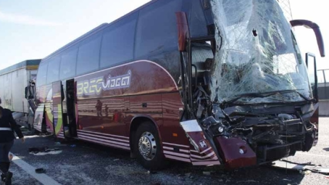 Incidente sulla A4, camion contro pullman con una scolaresca a ... - oggi.it
