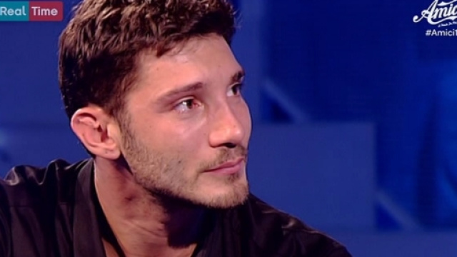 Stefano De Martino picchiato e sanguinante