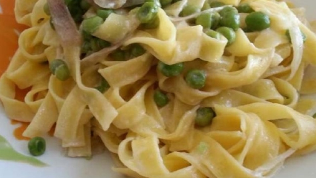 Tagliatelle con funghi e prosciutto