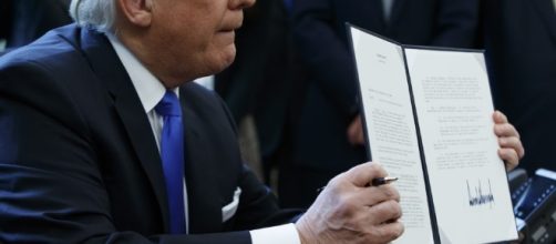 donald trump firma contrato imigratorio