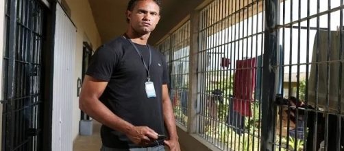 O jogador passa o dia exercendo os servi&ccedil;os delegados a ele, al&eacute;m disso, cuida de sua cela e de outras colegas.