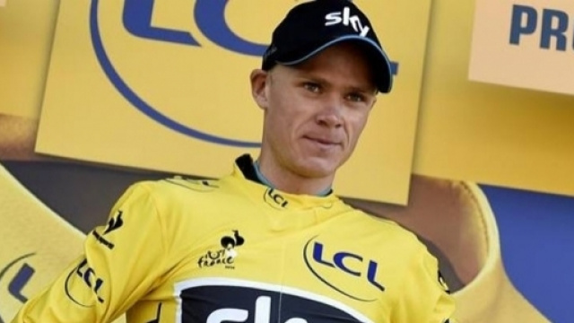 Chris Froome guarda al pokerissimo di maglie gialle