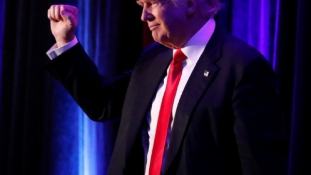 Donald Trump nel suo consueto gesto di approvazione