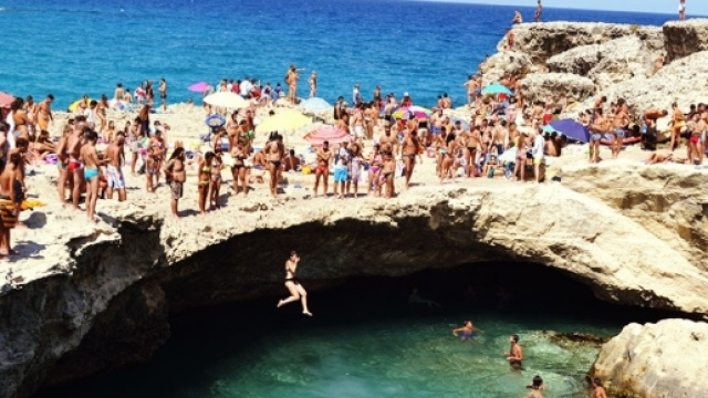 Frana nei pressi della scogliera della Grotta della Poesia