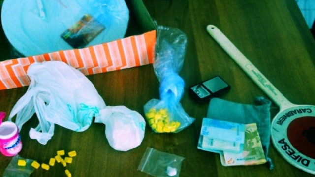 La droga sequestrata dai Carabinieri durante la perquisizione domiciliare.