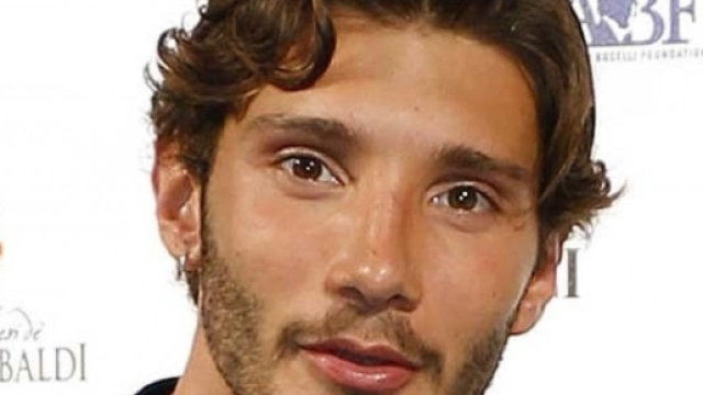 Stefano De Martino picchiato durante un incontro di boxe