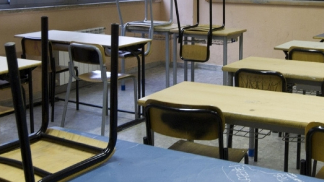 Deve fare pip&igrave;: prof la obbliga a urinare nel secchio