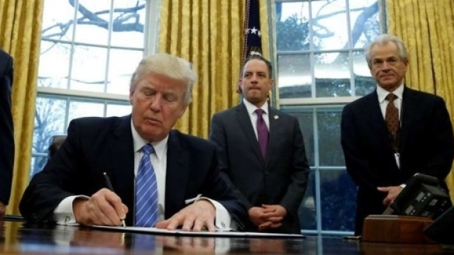 Donald Trump firma m&aacute;s decretos y quita a EE.UU. del acuerdo de libre - clarin.com