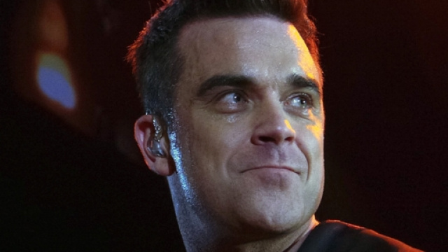 Robbie Williams, labbro rotto durante un duello con il portatile.