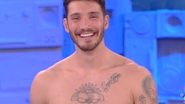 Stefano De Martino si mostra sui social affranto e ferito.