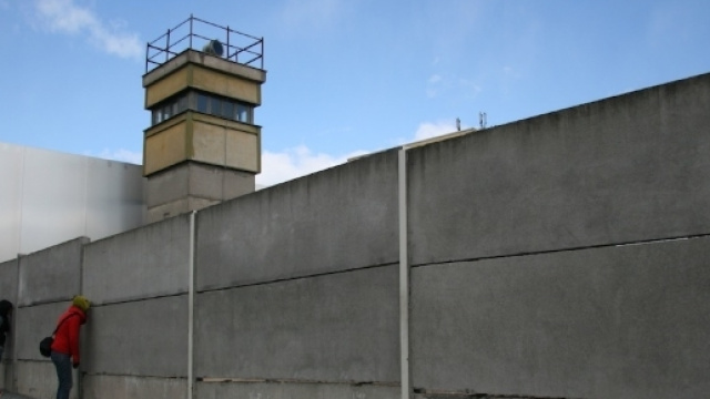 Trump annuncia la firma su decreti per innalzamento del muro Stati Uniti-Messico.