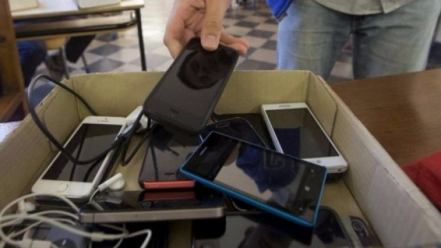 Ultime news scuola, mercoled&igrave; 25 gennaio 2017: cellulare sequestrato, lo studente denuncia la scuola