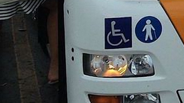 Un bus di linea cittadina ad una fermata.