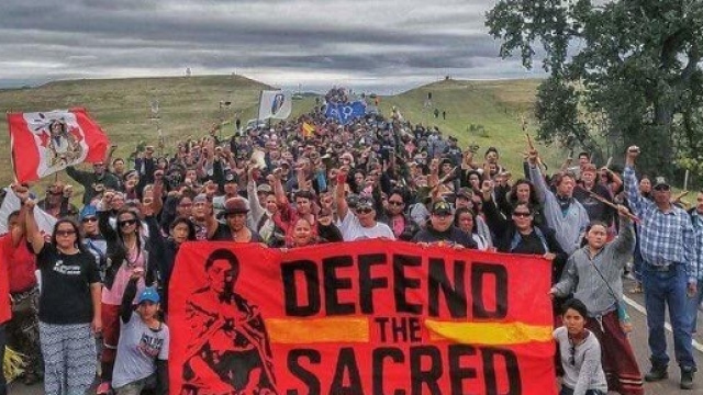 Una delle manifestazioni di protesta delle trib&ugrave; native contro l'oleodotto