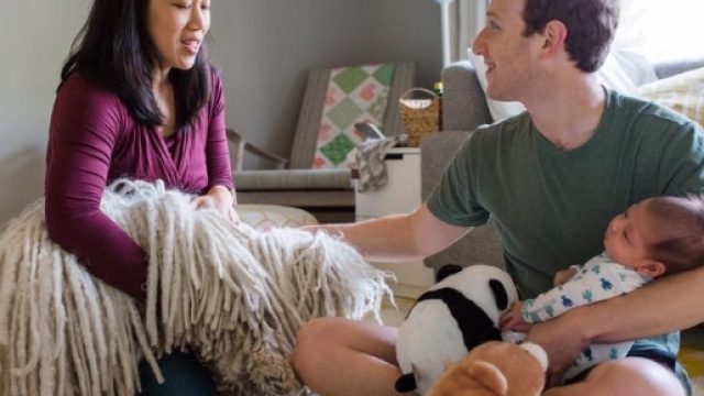 Zuckerberg preferisce la sua casa alla Casa Bianca: alla nascita della figlia nel 2015 ha preso il congedo parentale per starle vicino. Foto:Facebook