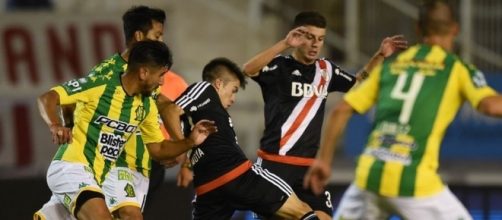 Moya y Andrade disputan la pelota con el mediocampo rival. Los dos juveniles fueron los encargados de generar el f&uacute;tbol del equipo