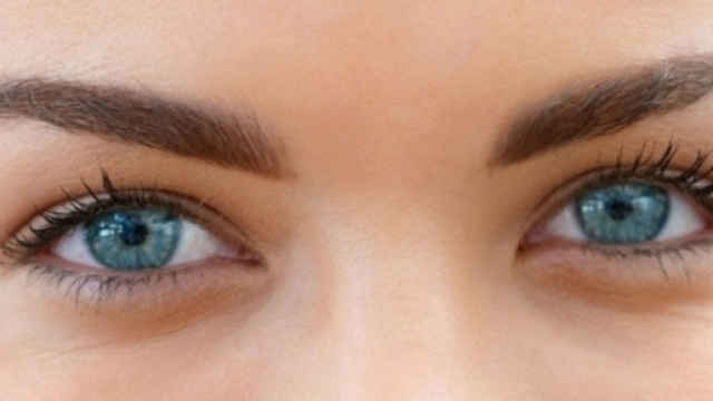 Cecit&agrave;, una donna anziana la cura con la lingua