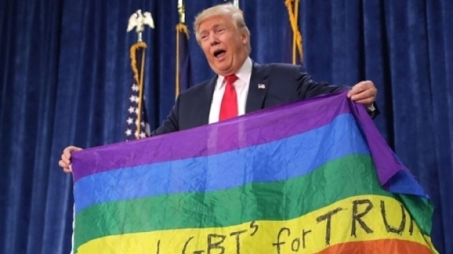 Donald Trump con lo striscione LGBTQ