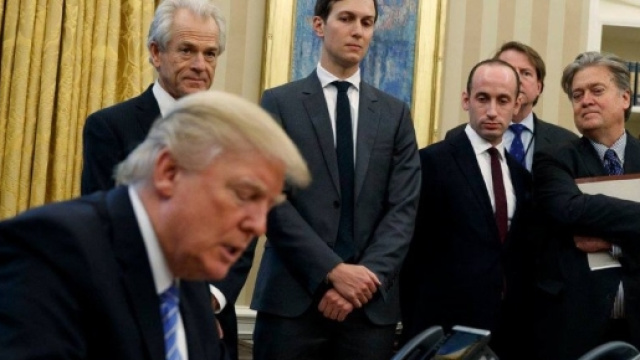 la foto che ha fatto ndignare il web, il presidente mentre firma per bloccare i fondi dell'aborto attorniato da soli uomini