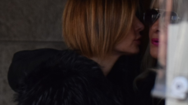 La mamma di Corona baciata da Francesca Persi. Quattrone