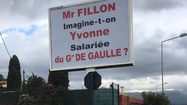 Le publicitaire Michel-Ange Flori a mobilis&eacute; l'un de ses panneaux &agrave; La Seyne (Var) pour &eacute;voquer le Penelopegate