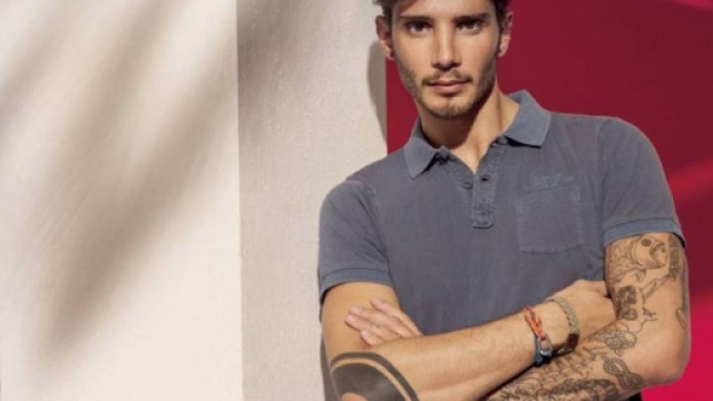 Stefano De Martino verser&agrave; 1000 euro al mese per Santiago