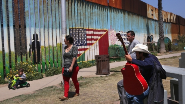 Una immagine di separazione tra Stati Uniti e Messico