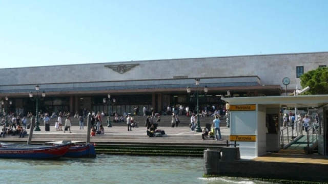 Venezia, profugo si suicida nel Canal Grande - road2sportnews.com