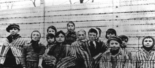 : &ldquo;En recuerdo de las v&iacute;ctimas de la Sho&aacute;: guardar su memoria, conocer lo sucedido y nunca, nunca jam&aacute;s, permitir que se repita&rdquo;.