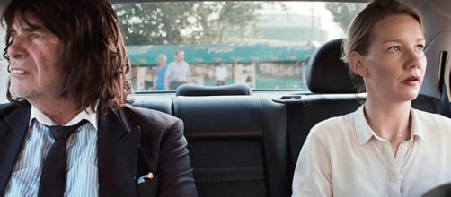 Escena de 'Toni Erdmann', con un padre poco ortodoxo que con su peculiar aspecto altera la presuntamente ordenada vida de su hija, ejecutiva agresiva.