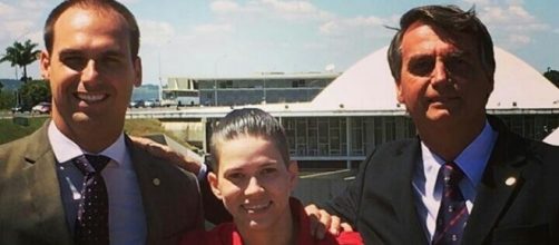 Karol Eller ao lado de Jair Bolsonaro e seu filho, Eduardo Bolsonaro